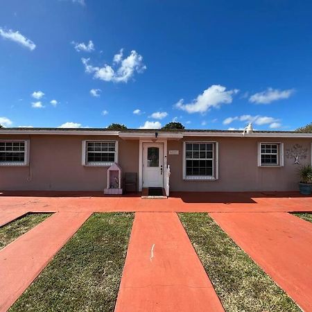Cheerful 3-Bedroom Home, Free Parking On Premises Miami Gardens Exterior photo
